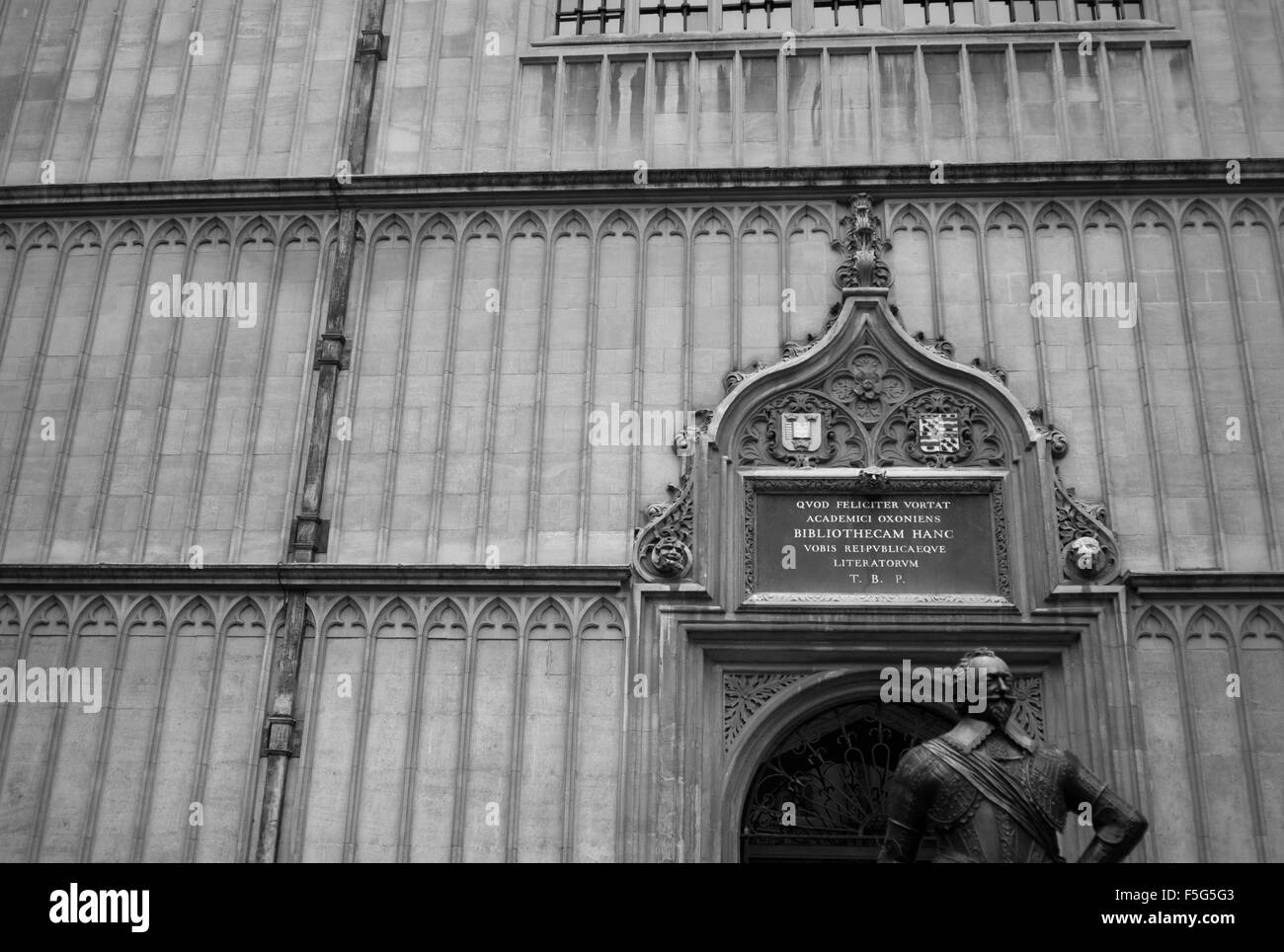 Iscrizione latina sopra la porta, la Libreria di Bodleian, Oxford Foto Stock