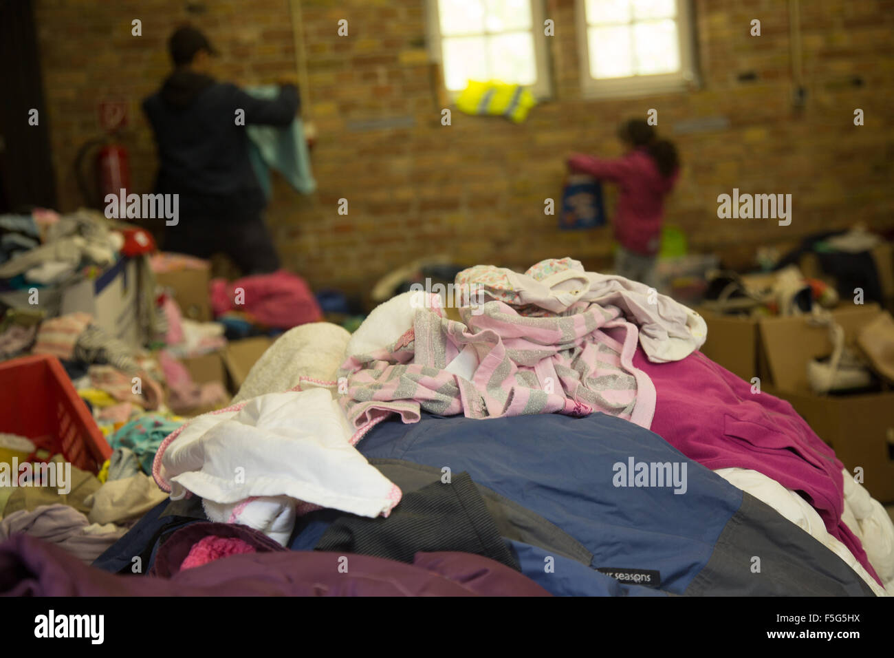 Berlino, Germania, i rifugiati in cerca di vestiti Foto Stock