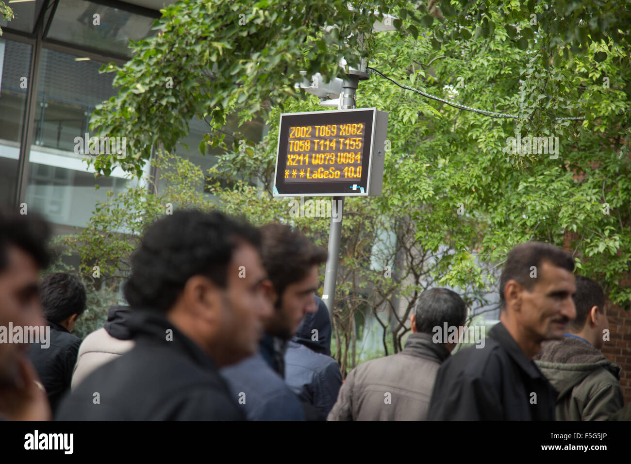 Berlino, Germania, i rifugiati dall'Ufficio statale per la sanità e gli affari sociali Foto Stock