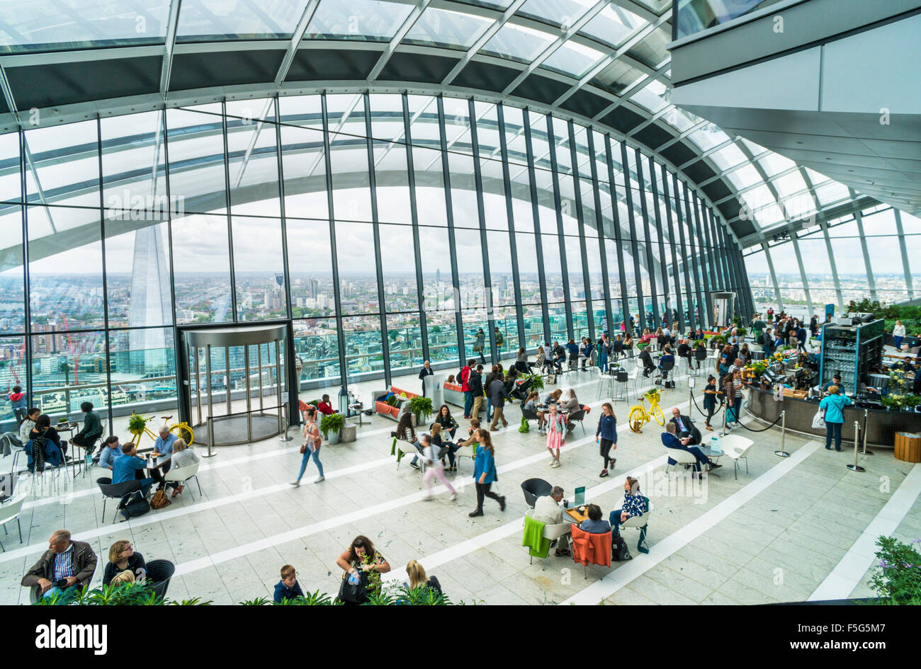 Sky Garden piano superiore del walkie talkie grattacielo edificio o 20 Fenchurch Street City di Londra Inghilterra REGNO UNITO GB EU Europe Foto Stock