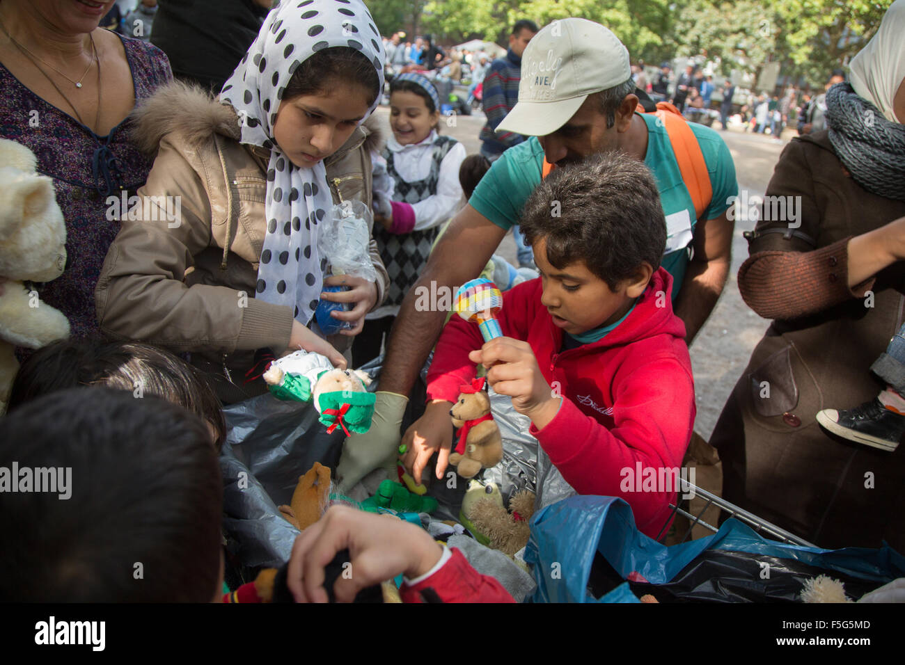 Berlino, Germania, assistente di distribuire le donazioni ai rifugiati Foto Stock