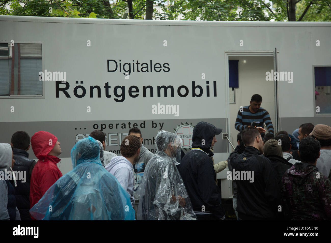 Berlino, Germania, rifugiati attendere al di fuori del Roentgenwagen Foto Stock