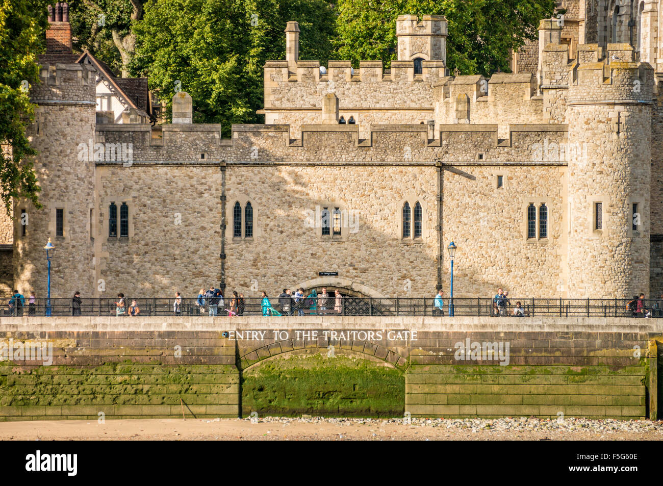 Entrata alla porta dei traditori e delle mura del castello Torre di Londra visualizza i dettagli di City di Londra Inghilterra GB UK EU Europe Foto Stock