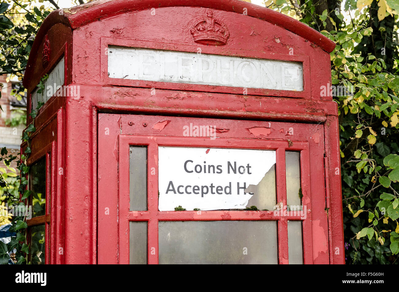 La metà superiore di un vecchio British Telecommunications telefonica si è ritirato in un giardino privato Foto Stock