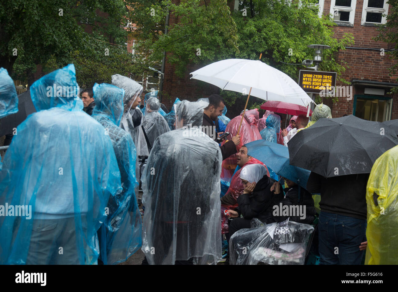 Berlino, Germania, i rifugiati sono in attesa di fronte all'Ufficio statale per la sanità e gli affari sociali Foto Stock
