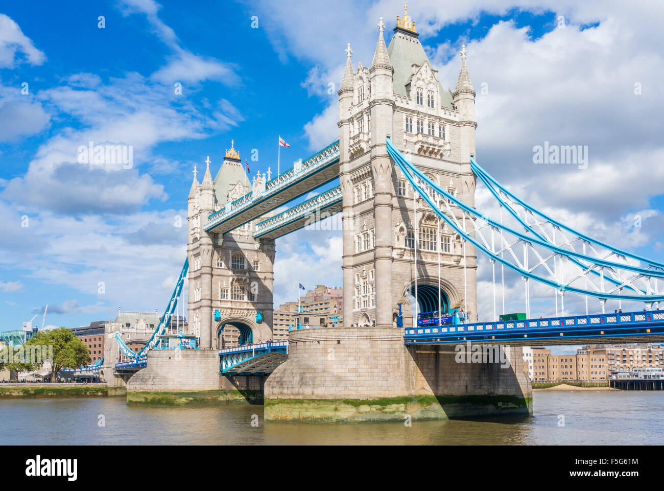 London Tower Bridge e River Thames City of London, Inghilterra Regno Unito Europa Foto Stock