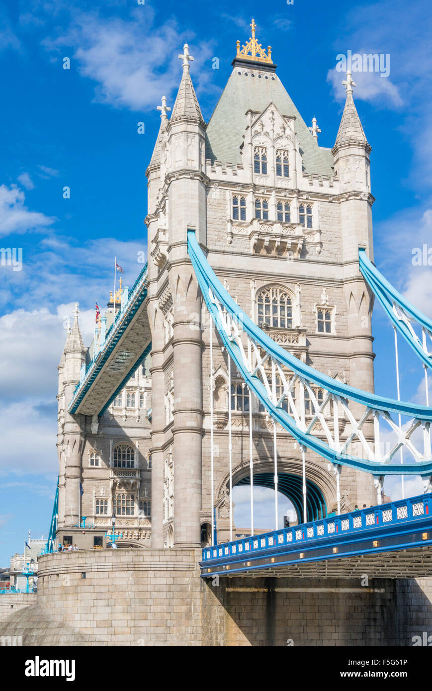 Il Tower Bridge e il fiume Tamigi City di Londra Inghilterra GB UK EU Europe Foto Stock