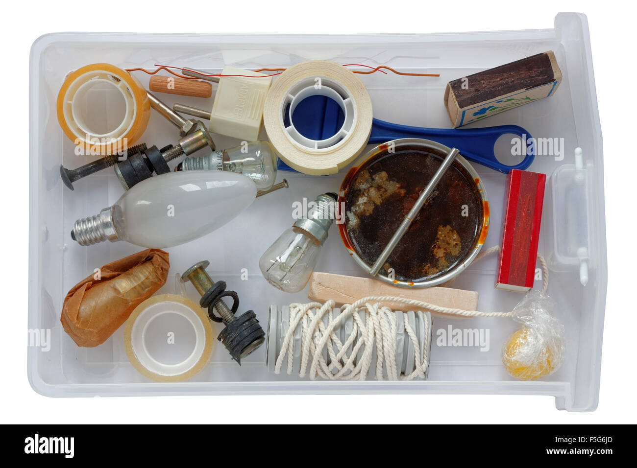 Molto necessario trifles in economia - bulbi, un nastro adesivo, ingrassaggio, una fune, le partite e così via in bianco nel contenitore di plastica. È Foto Stock