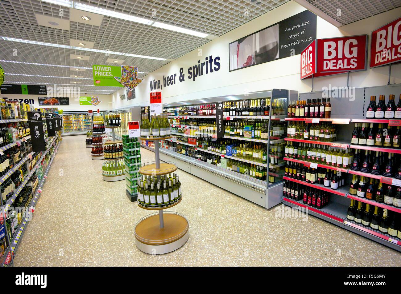 Supermercato corsia. Vini, Birre e Liquori. Foto Stock