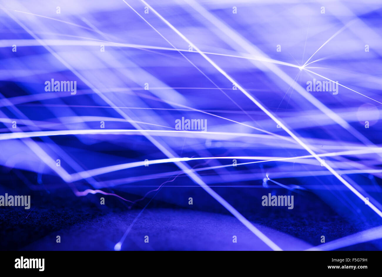 Fluente scintille, foto con una bassa velocità dell'otturatore, blu colorato sfondo astratto Foto Stock