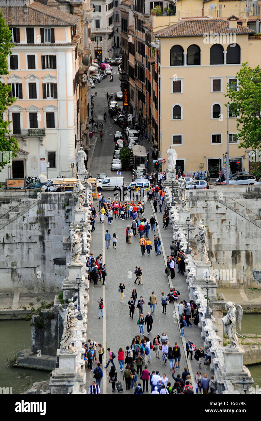 La folla di turisti su Adriano ponte che conduce al Castello di Sant'Angelo a Roma, Italia Foto Stock