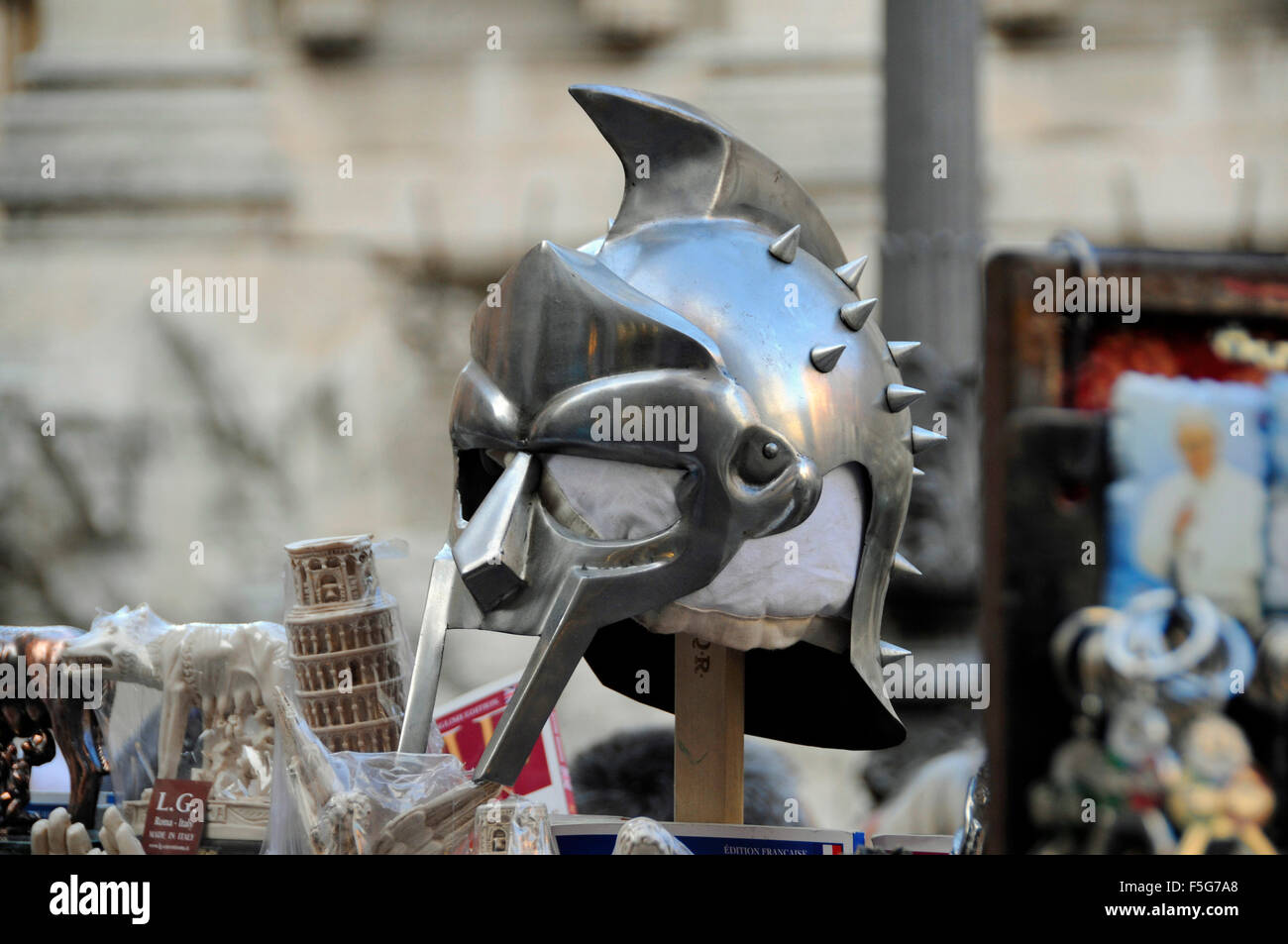 Gladiator warrior Casco d'argento a souvenir stallo nella Città del Vaticano a Roma, Italia Foto Stock