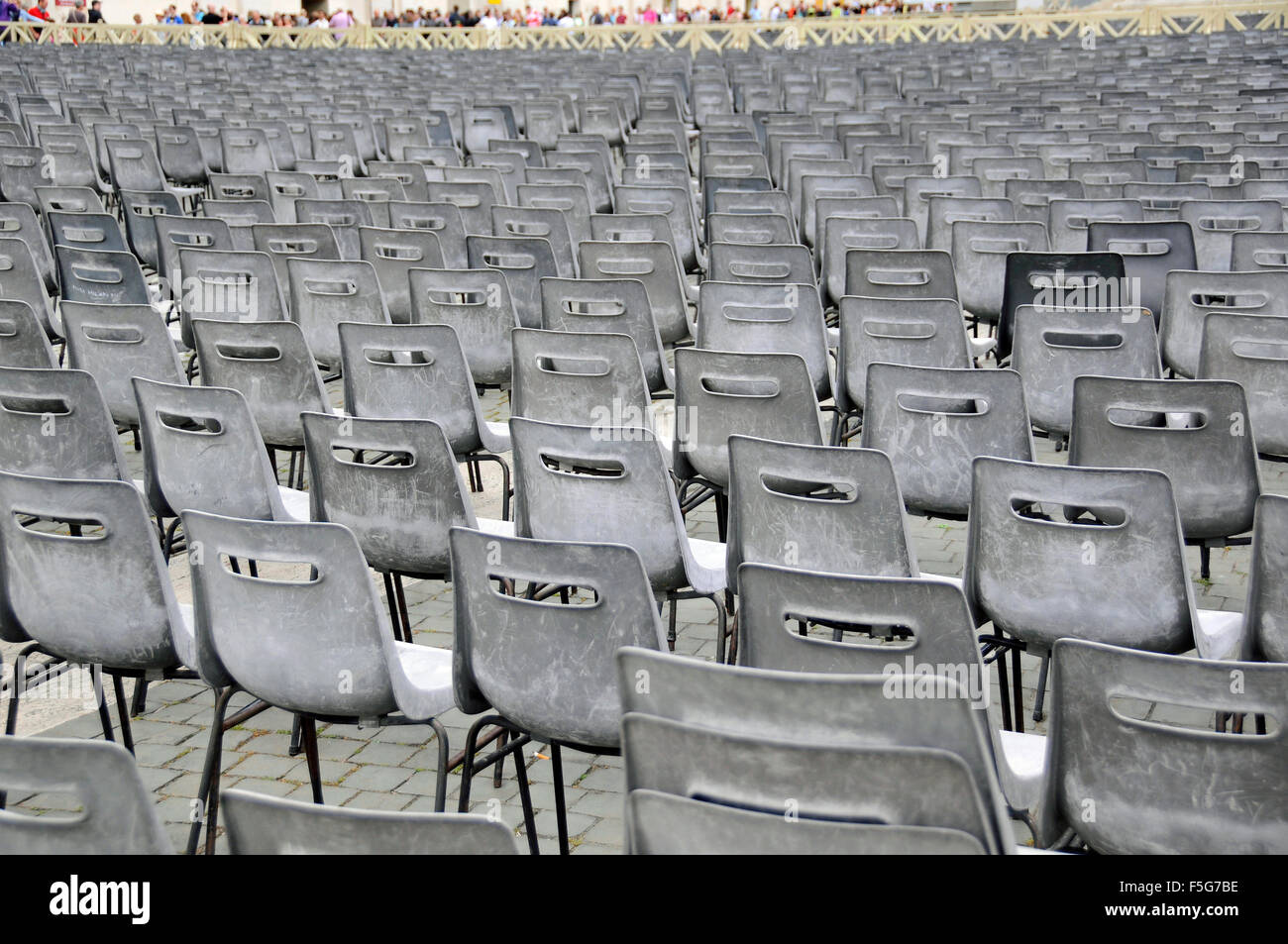 Righe vuote in plastica grigia sedie a disposizione in Piazza San Pietro e ai pellegrini la raccolta al di fuori, Città del Vaticano, Roma Foto Stock