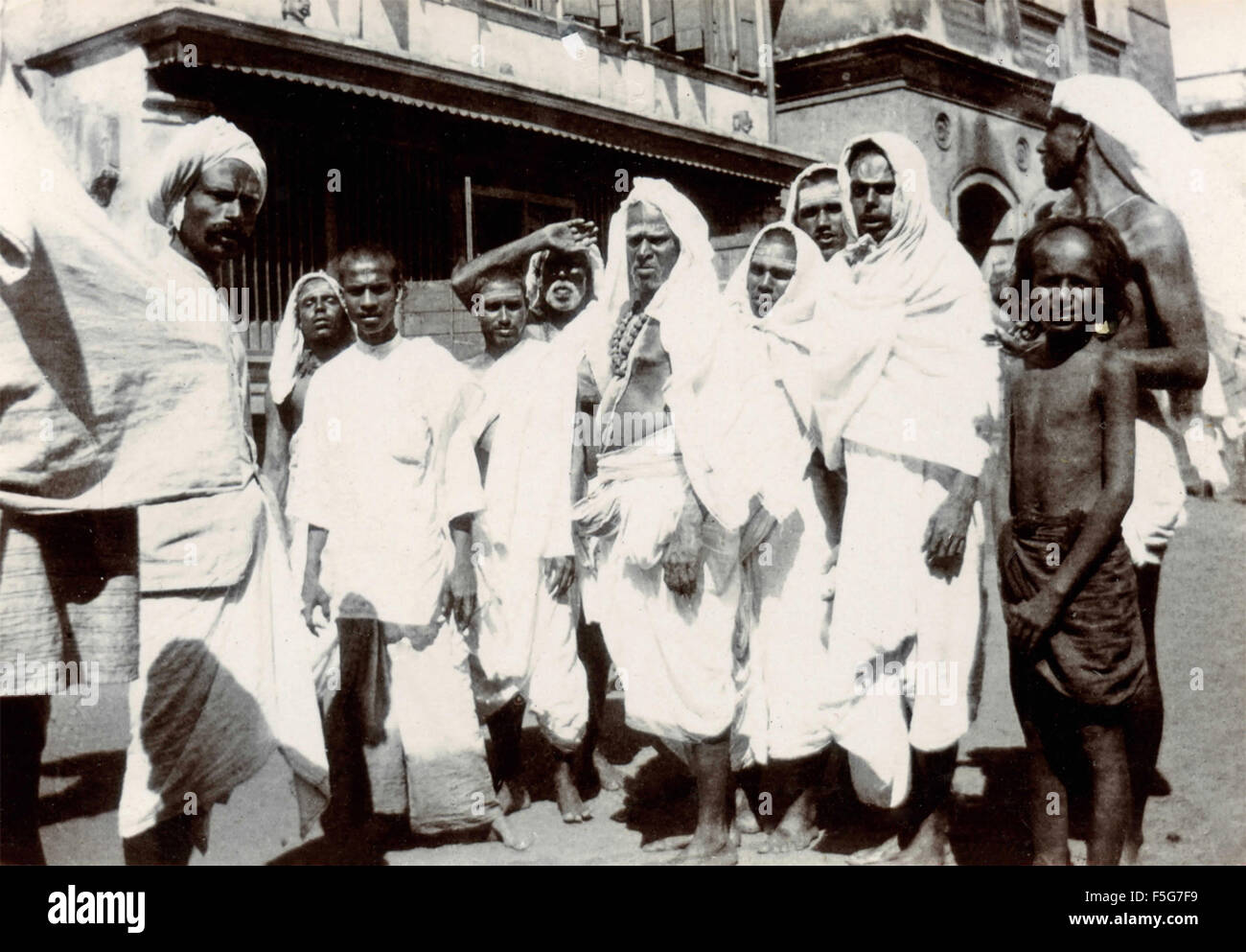 Un gruppo di Indiani realizzati ​​up e vestito di bianco, India Foto Stock