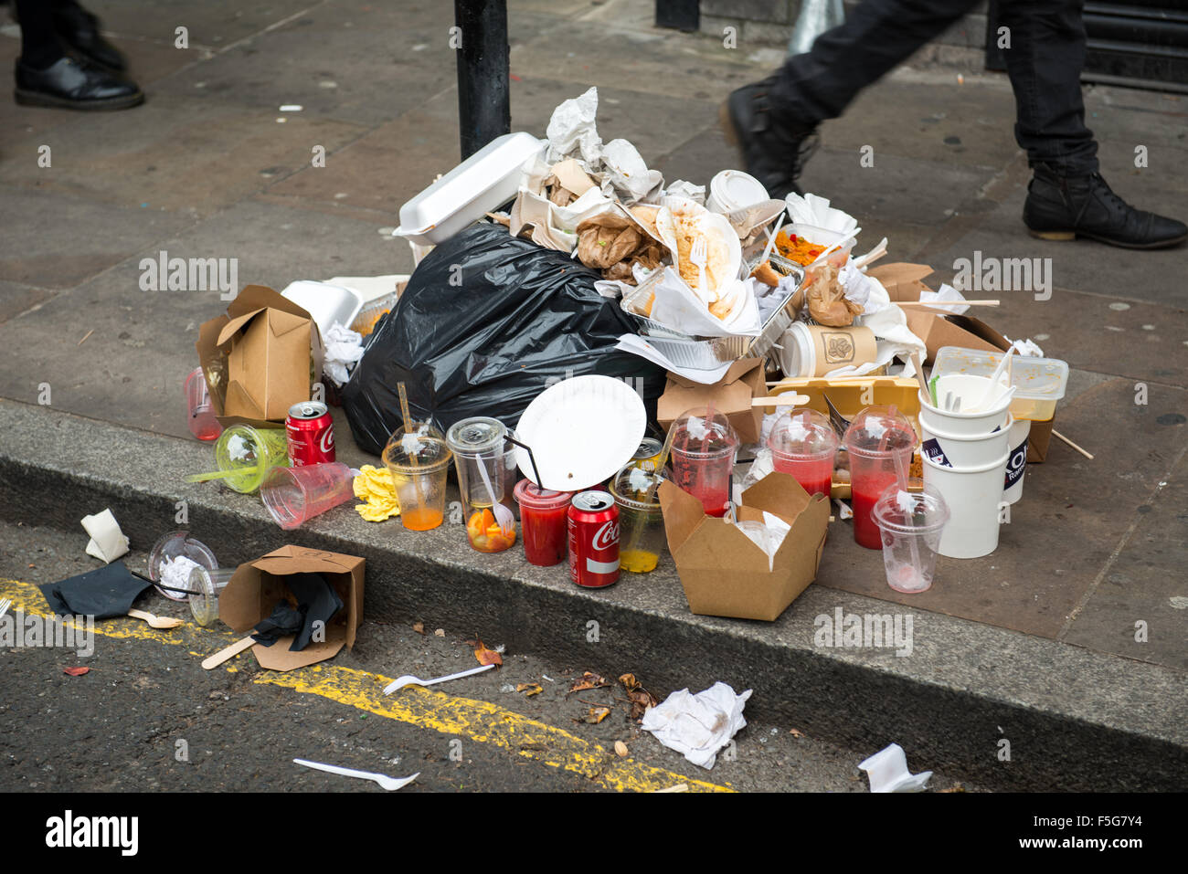 Rifiuti su strada Foto Stock