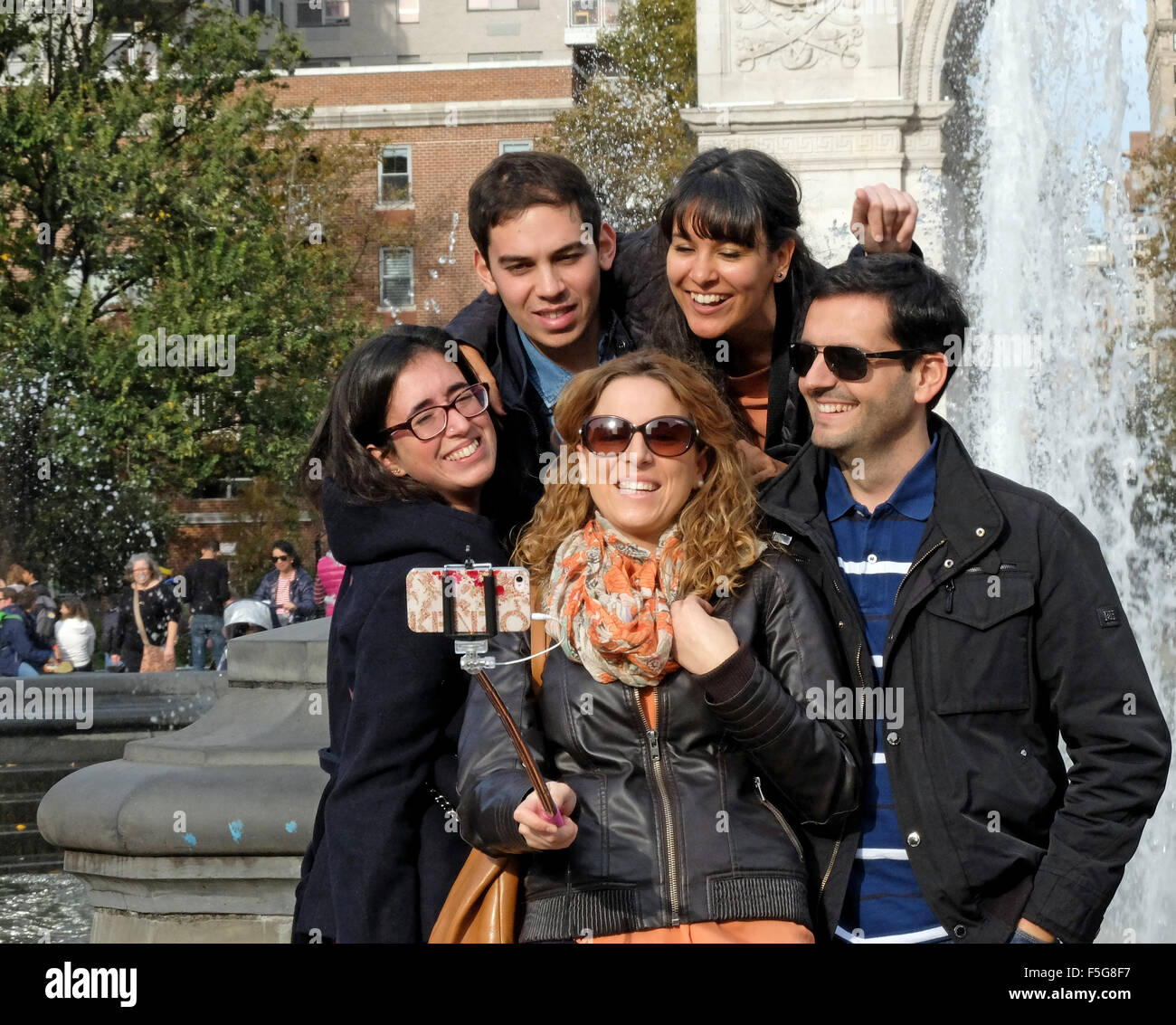 Un gruppo di uomini e donne che prendono un selfie in Washington Square Park nel Greenwich Village di New York City Foto Stock