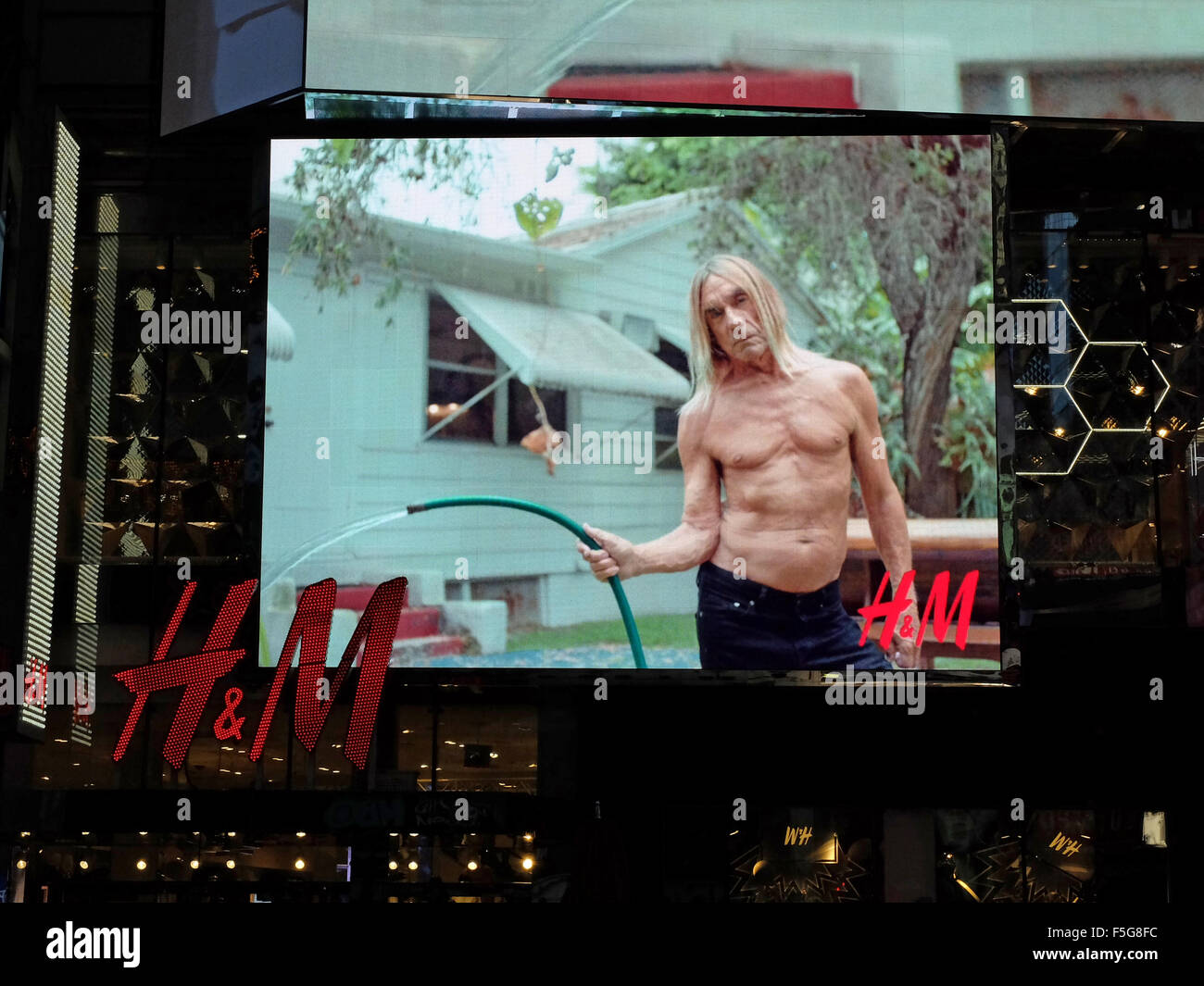 Commerciale di moda su un grande schermo video dotato di Iggy Pop. All'H&M Times Square store in midtown Manhattan, a New York City Foto Stock Commerciale di moda su un grande schermo video dotato di Iggy Pop. All'H&M Times Square store in midtown Manhattan, a New York City Foto Stock