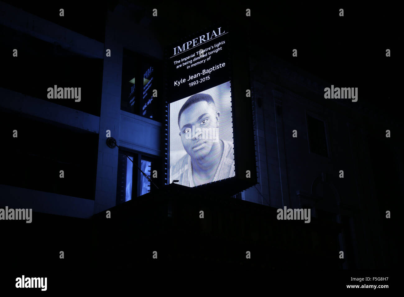 I gestori di Broadway Teatro Imperiale, home per la rinascita del musical "Les Miserables', oscurato il marquee luci dopo la sett. 1 serata di prestazioni di memoria di 21-anno-vecchio attore Kyle Jean-Baptiste, che morì tragicamente sul (29Aug15) dotato di: Foto Stock