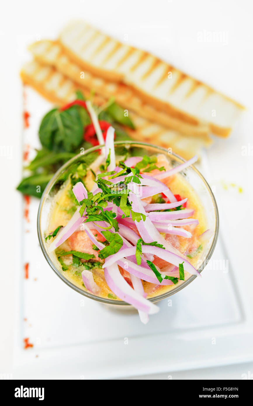 Ceviche (cubetti di pesce cucinato in succo di limone) è un cibo popolare del Cile e del Perù. Foto Stock