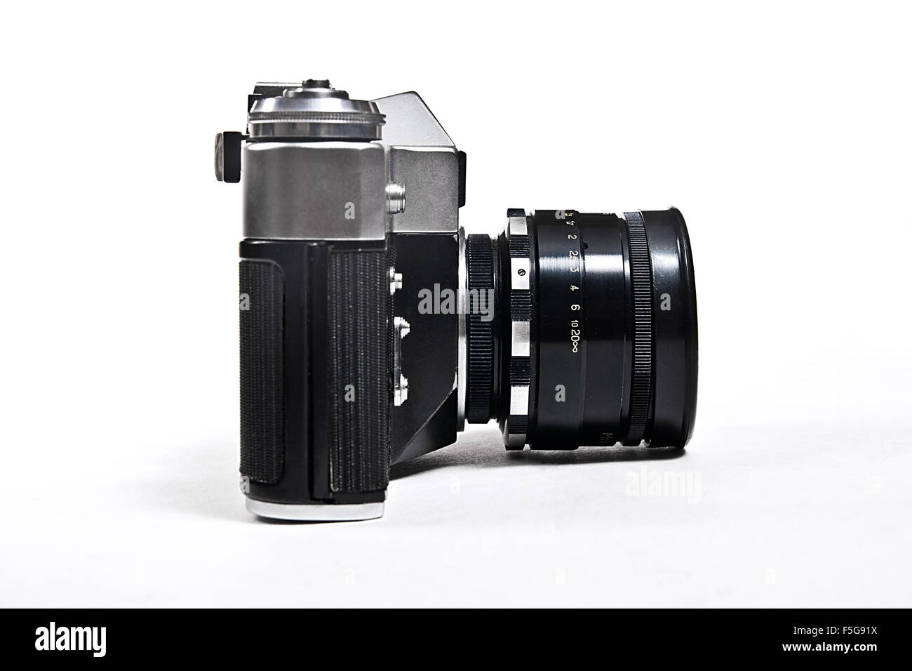 Telemetro foto fotocamera con obiettivo. Nero classico film manuale telecamera isolata su sfondo bianco. Foto Stock