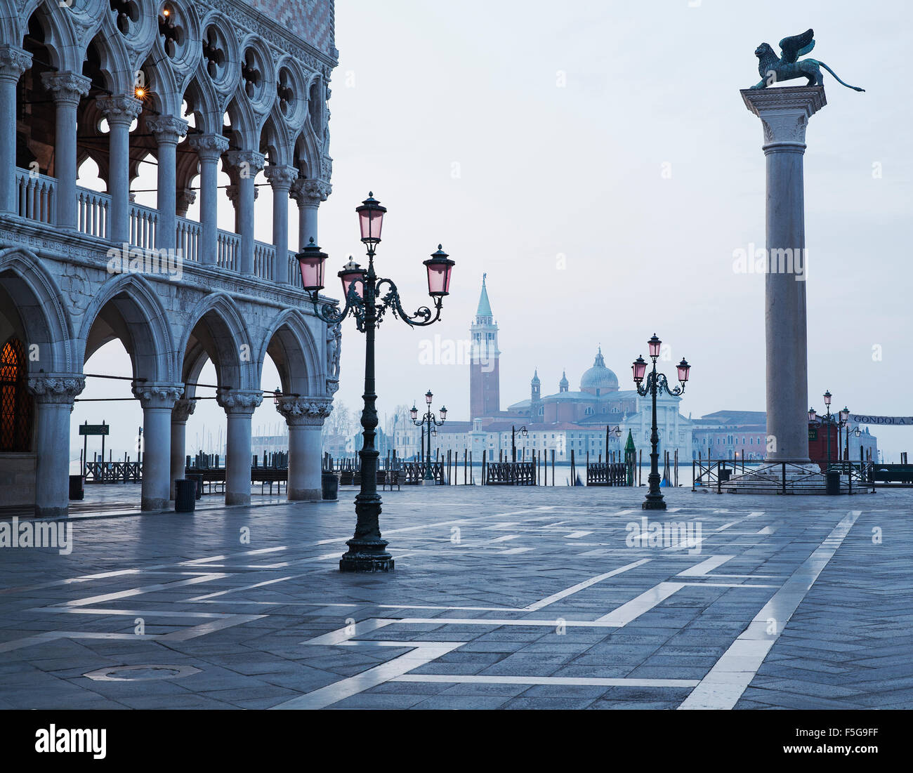 Venezia Piazza San Marco che mostra il Palazzo del Doge, San Giorgio Maggiore, leone alato statua - Italia Foto Stock