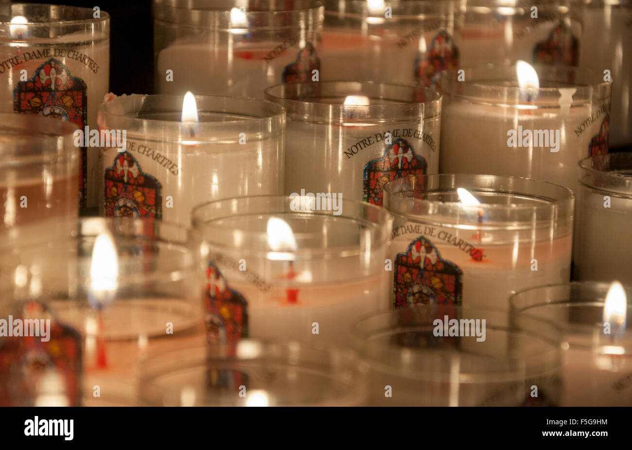 Preghiera di candele, la cattedrale di Chartres, Francia Foto Stock