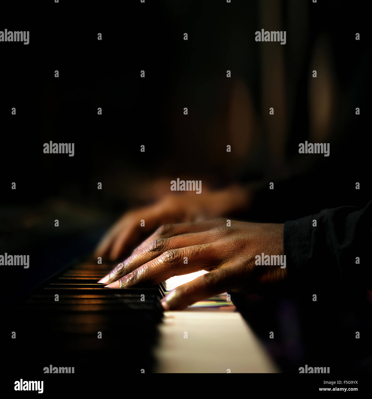 Le mani del pianista che suona synth close-up Foto Stock