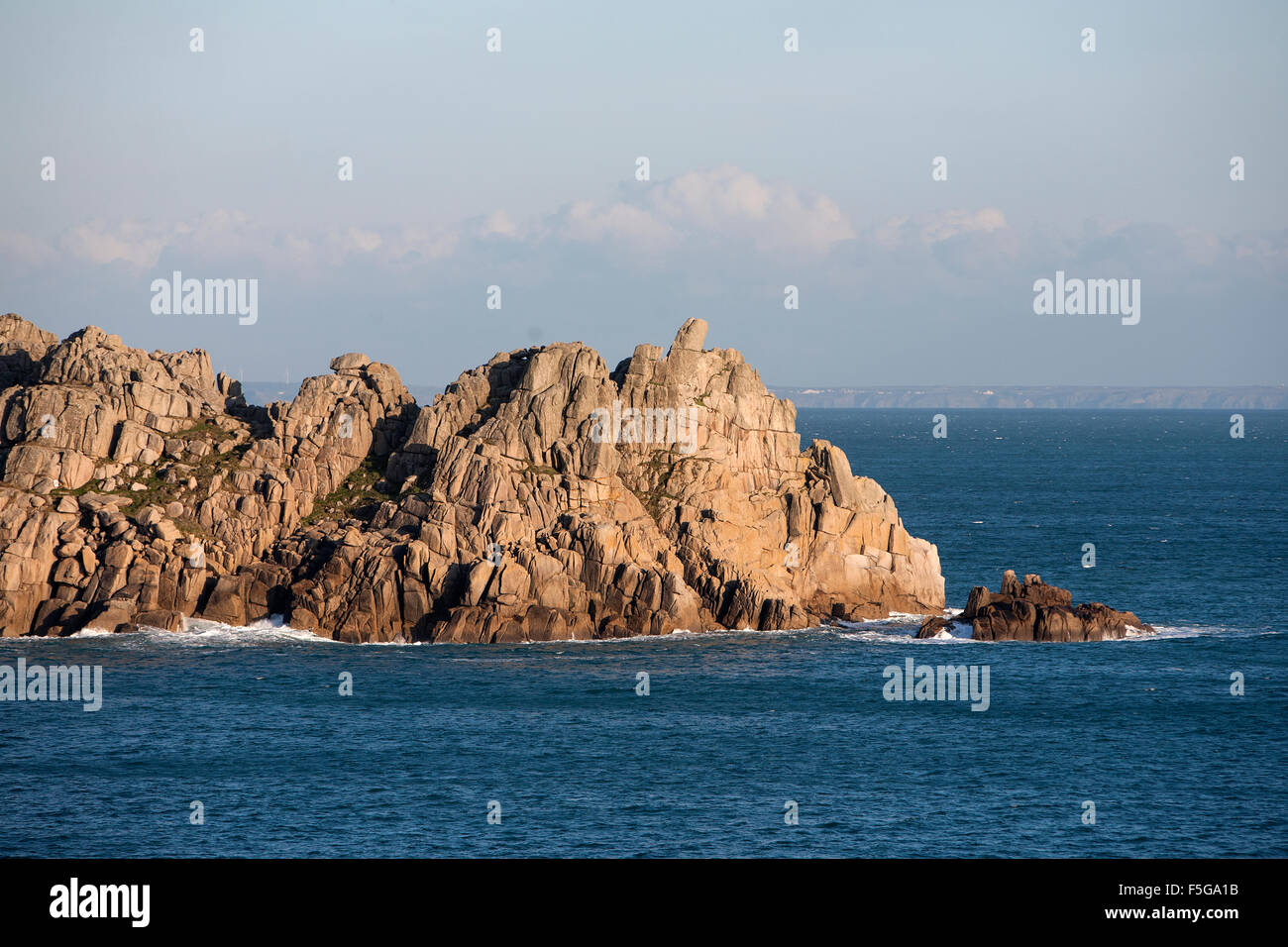 Mare blu a Logans Rock, Cornwall Foto Stock
