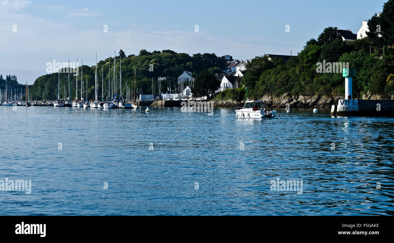 Visitatore pontone di ormeggio all'interno di entrata al porto di Douarnenez Bretagna Francia Foto Stock