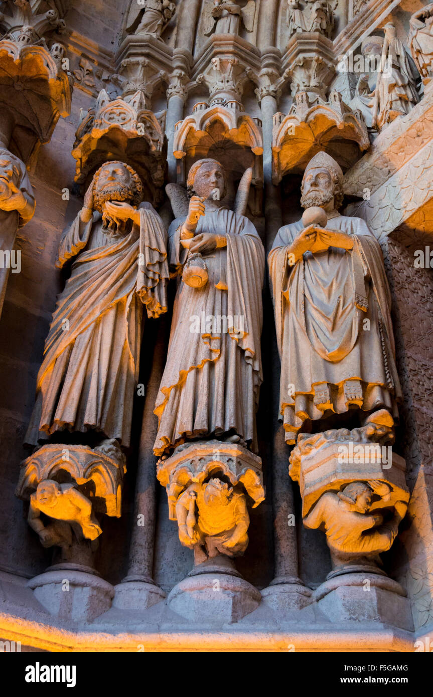 Le statue sulla facciata della cattedrale di Notre Dame, Amiens, Somme Picardia, Francia Foto Stock