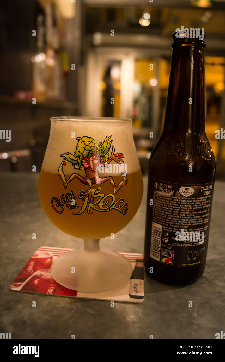 Una bottiglia di Cuveé des Trolls belga della birra artigianale nella sua marca su vetro a zinco, Bar du Midi in Amiens, Somme Picardia Francia tabella pub bevande glasse Foto Stock