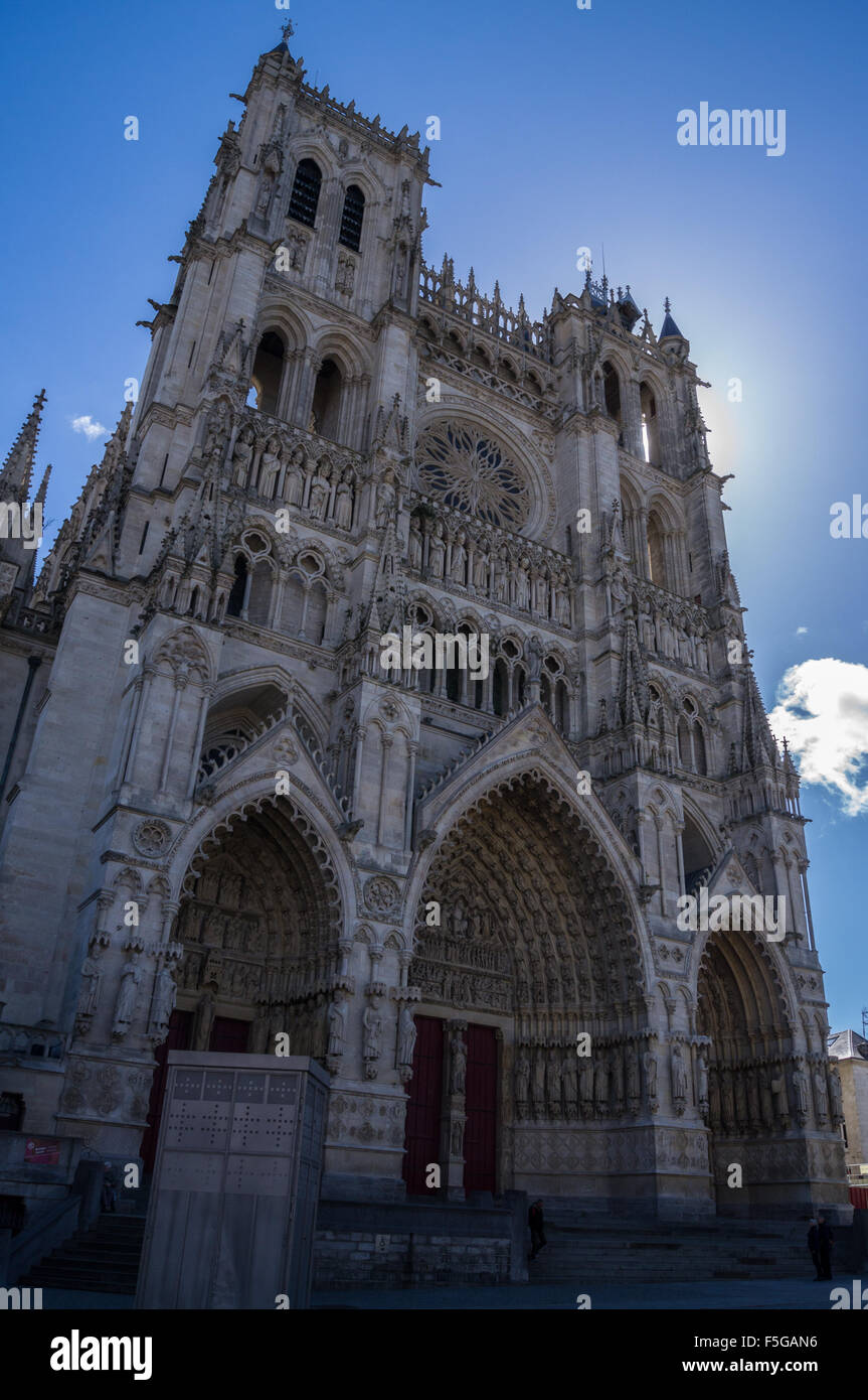 Ad ovest la facciata anteriore e le torri della cattedrale di Notre Dame, Amiens, Somme Picardia, Francia Foto Stock