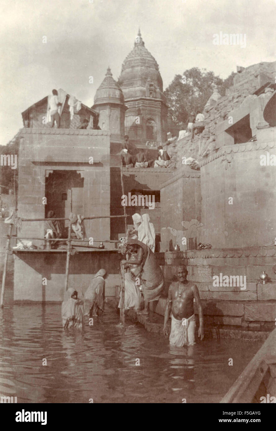 Le abluzioni lungo il fiume sacro , India Foto Stock