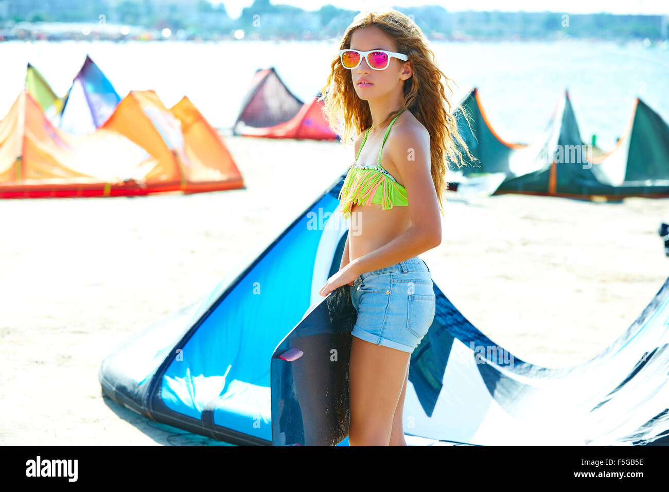 Blonde kite surf teen girl in estate spiaggia al Mediterraneo Foto Stock