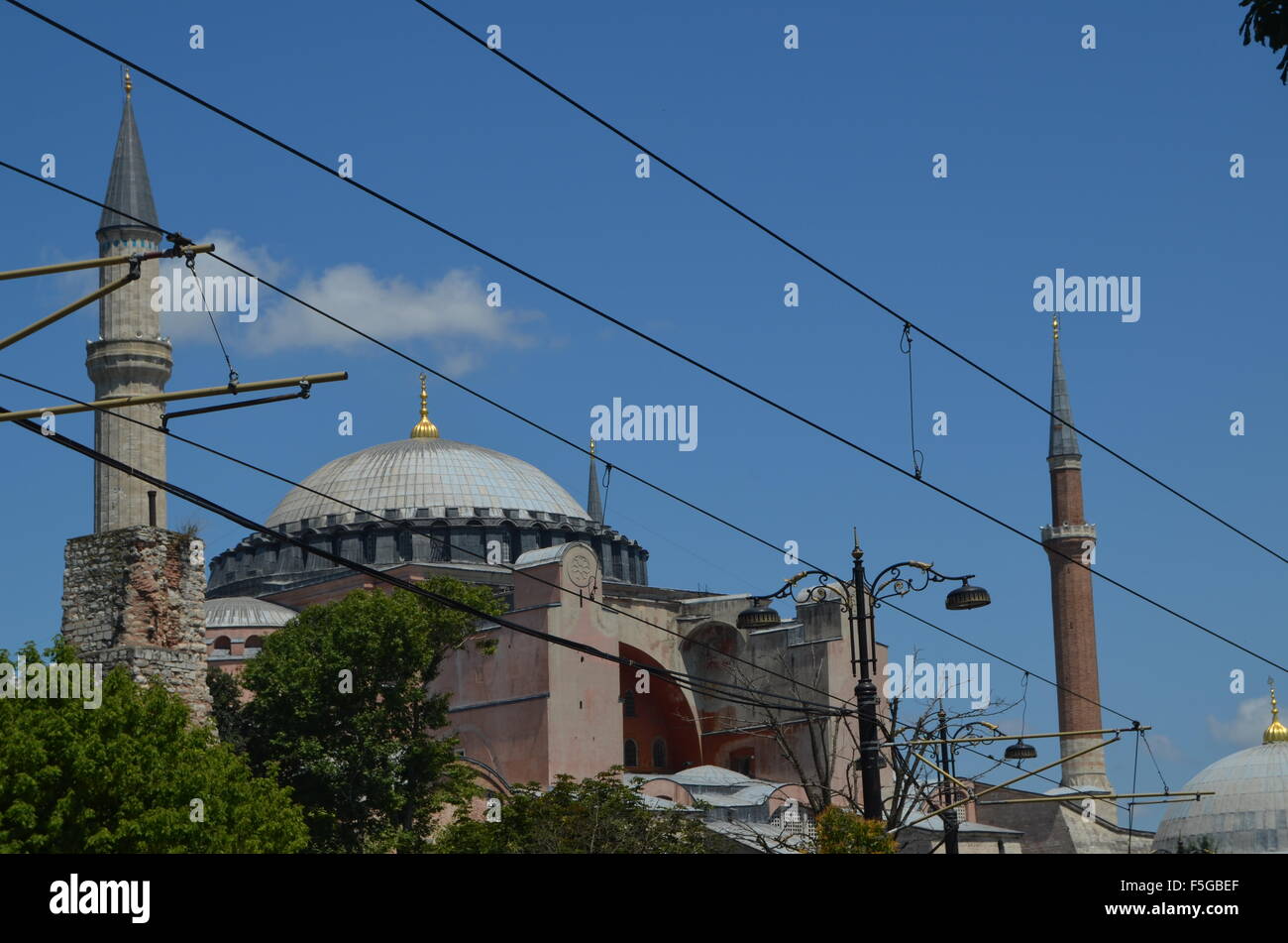 Hagia Sophia Chiesa poi moschea museo ora visibile dietro i fili del tram che mostra la chiesa cupola e due minareti. Foto Stock