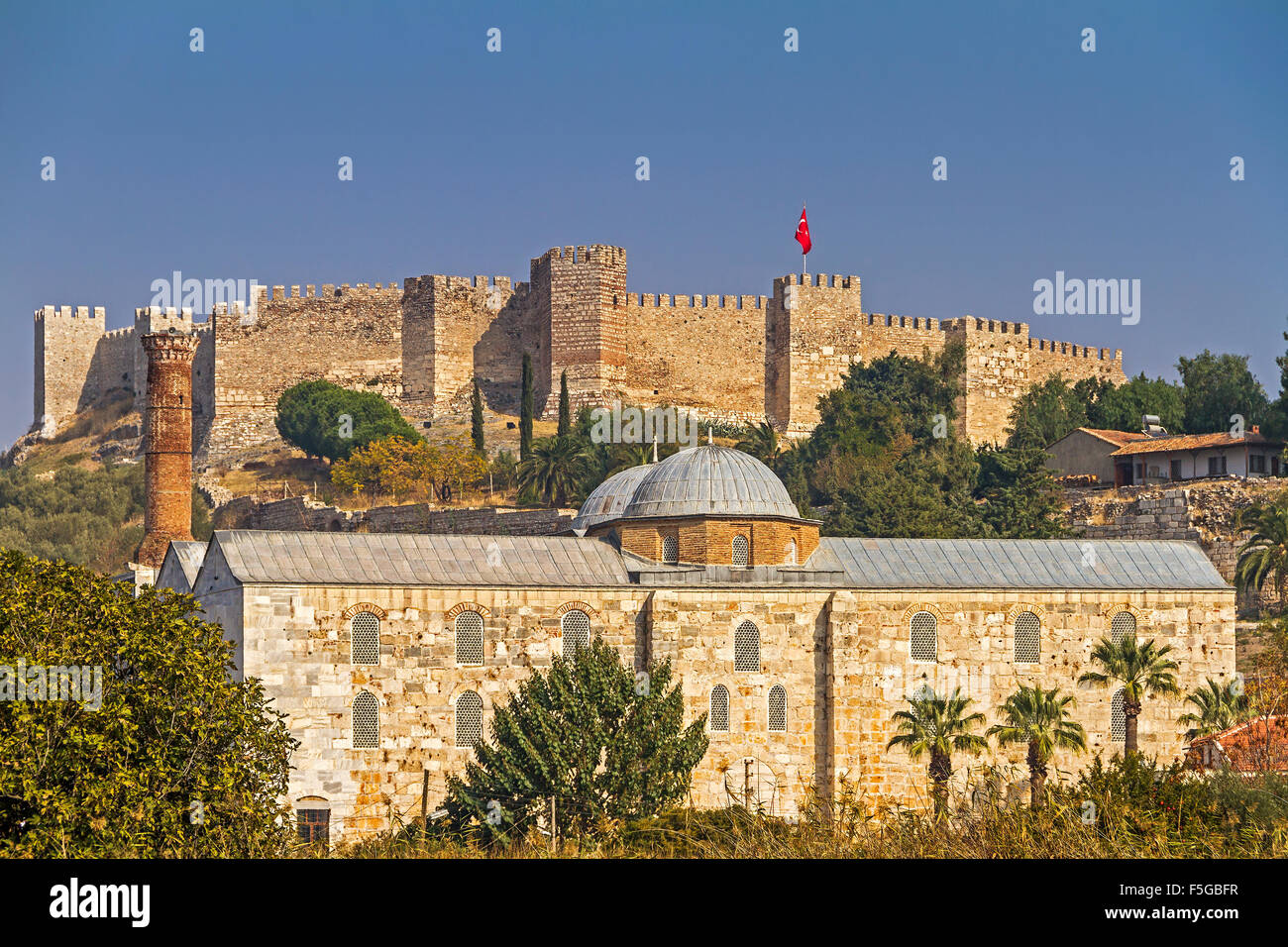 Castello Ayasuluk dietro Isabey mosque Selcuk Efeso Turchia Foto Stock