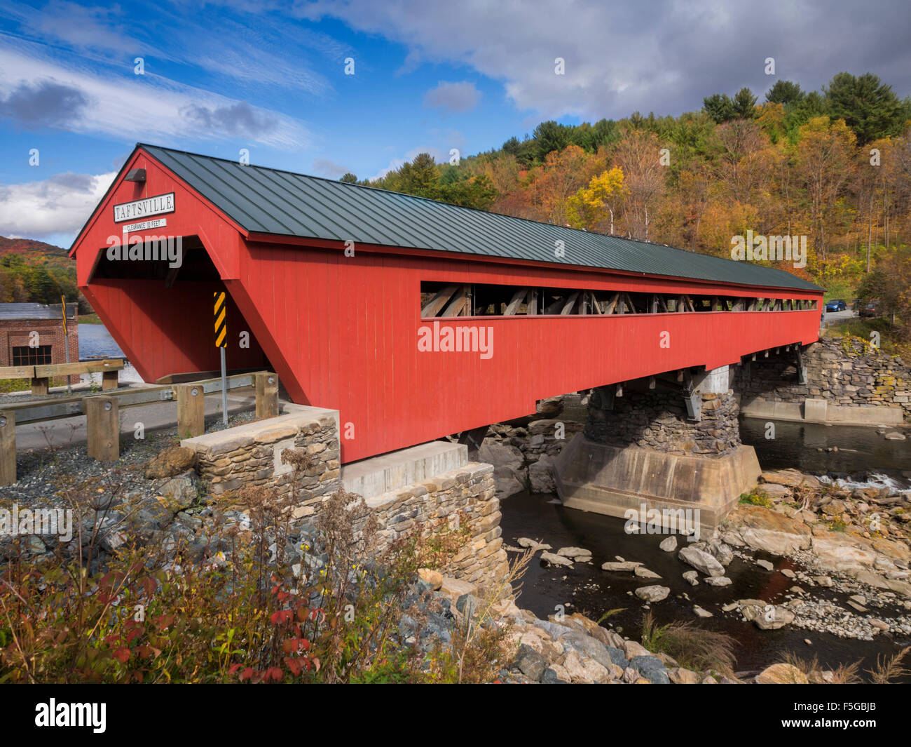 Red ponte coperto in ingresso Taftsville,Vermont, USA Foto Stock