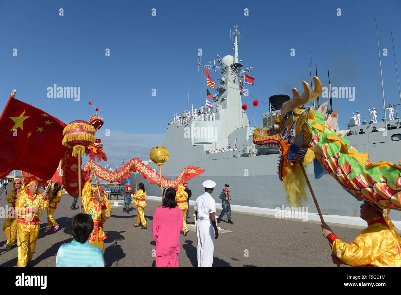 (151104) -- MAYPORT, nov. 4, 2015 (Xinhua) -- Le persone accolgono il cinese flotta navale presso gli Stati Uniti' Naval Station Mayport, su nov. 3, 2015. Cinese tre navi militari arrivato martedì presso gli Stati Uniti' Naval Station Mayport per la prima volta, dando dei calci a fuori di una cinque giorni di visita di buona volontà. (Xinhua/Yin Bogu) Foto Stock