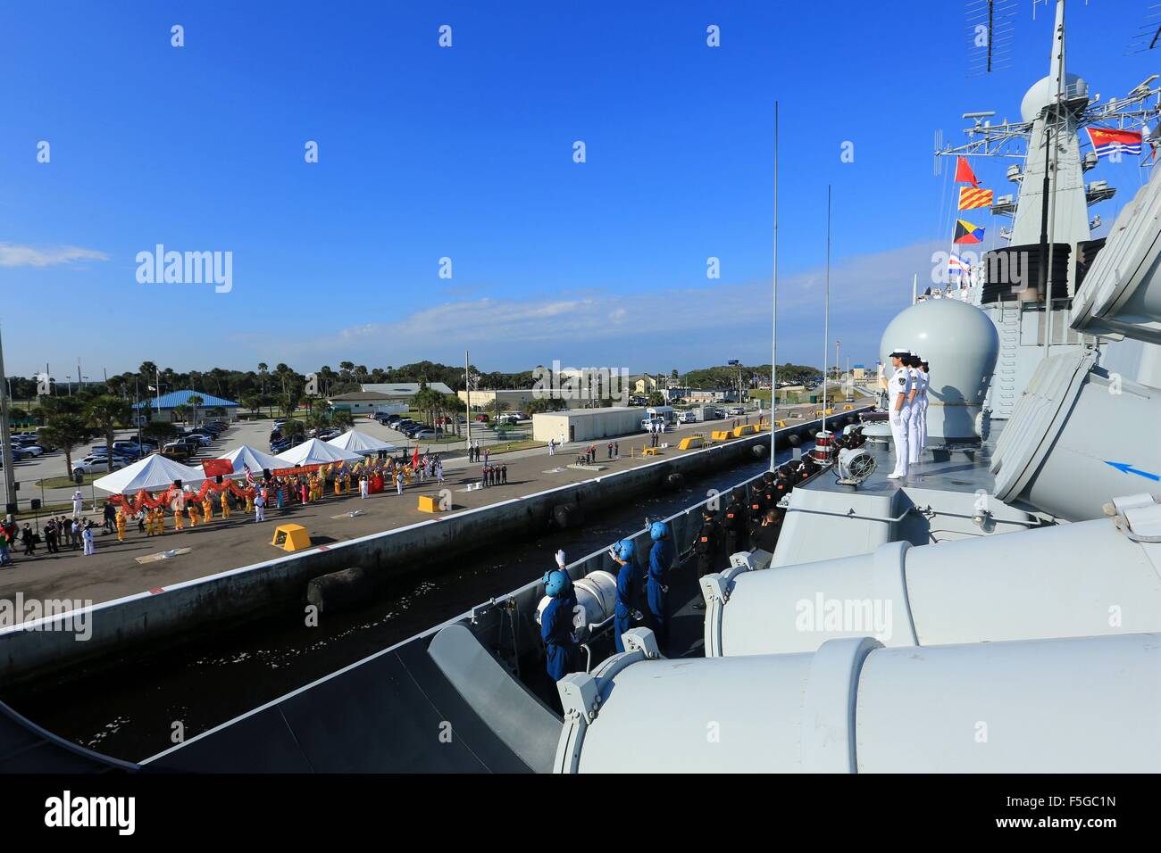 (151104) -- MAYPORT, nov. 4, 2015 (Xinhua) -- soldati cinesi missile navale destroyer Jinan salutare la folla presso gli Stati Uniti' Naval Station Mayport, su nov. 3, 2015. Cinese tre navi militari arrivato martedì presso gli Stati Uniti' Naval Station Mayport per la prima volta, dando dei calci a fuori di una cinque giorni di visita di buona volontà. (Xinhua/Zeng Tao) Foto Stock