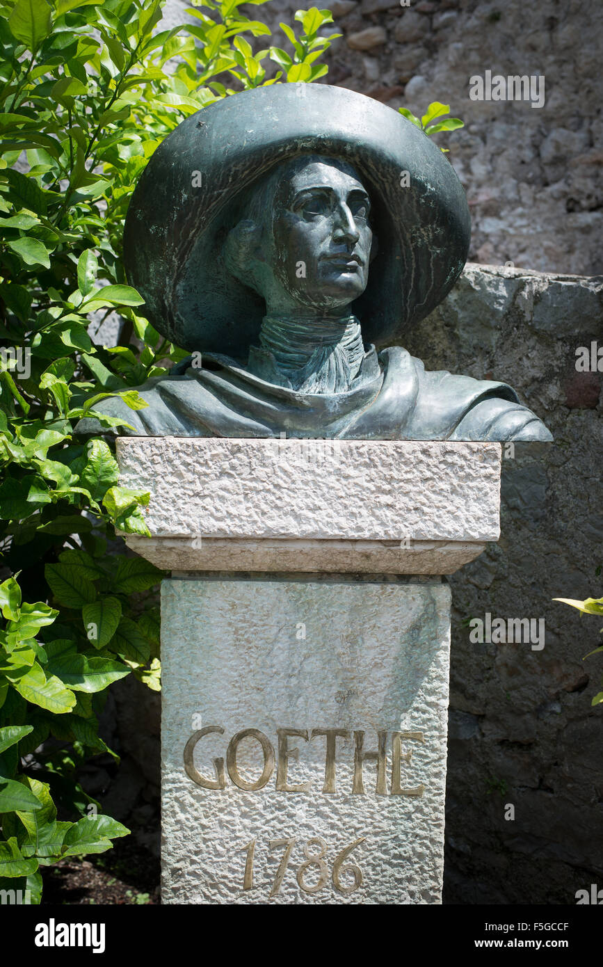 Malcesine, Italia, un monumento a Johann Wolfgang von Goethe Foto Stock