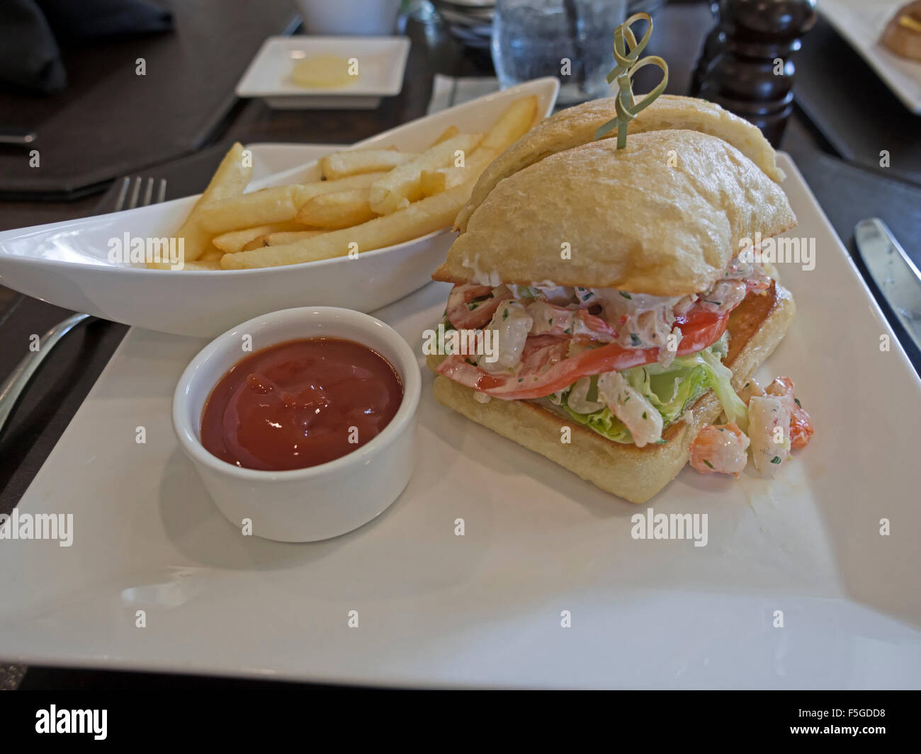 Insalata di gamberetti in sandwich di pane ciabatta con chip Foto Stock