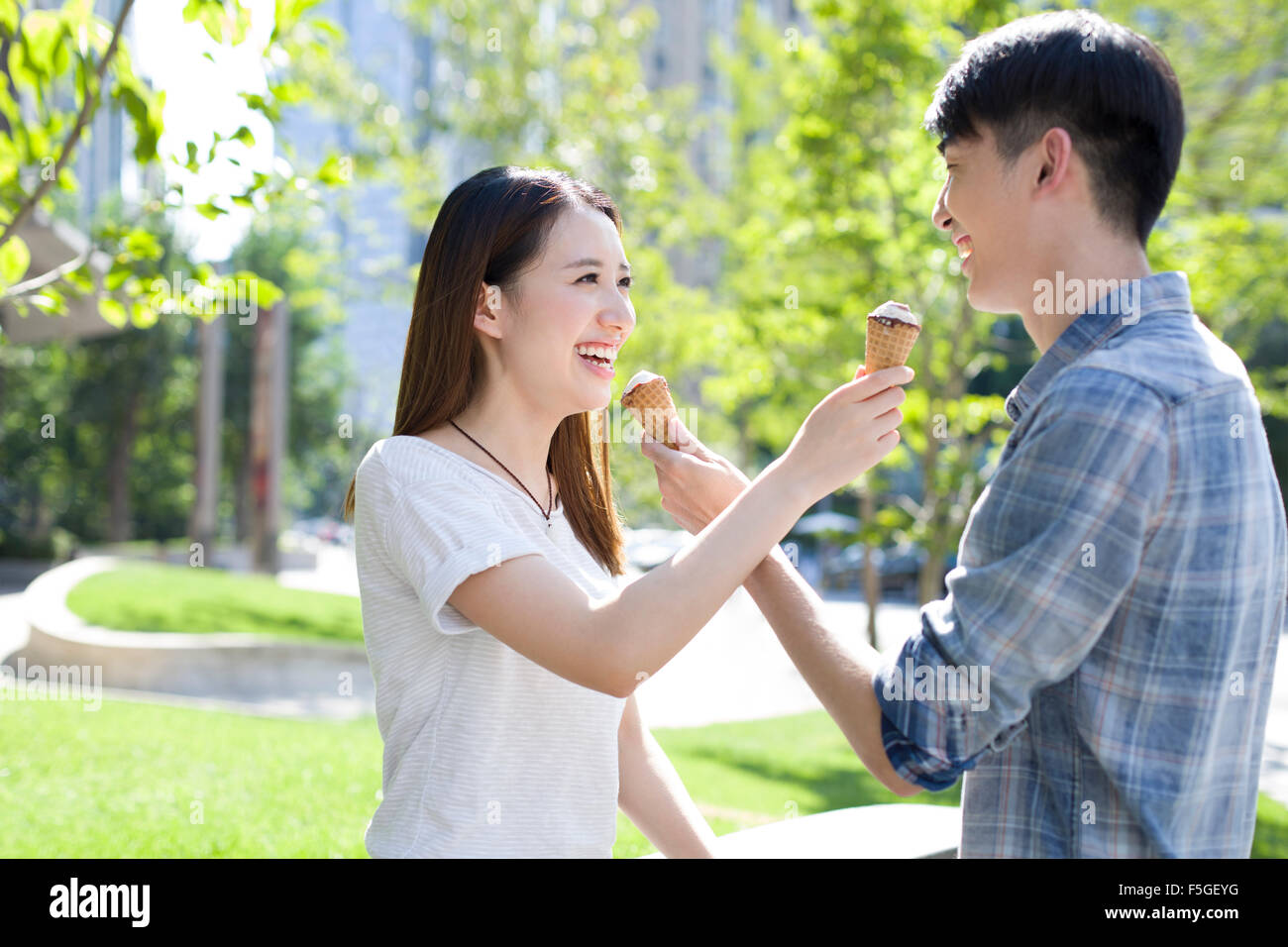 Felice coppia giovane mangiare il gelato Foto Stock