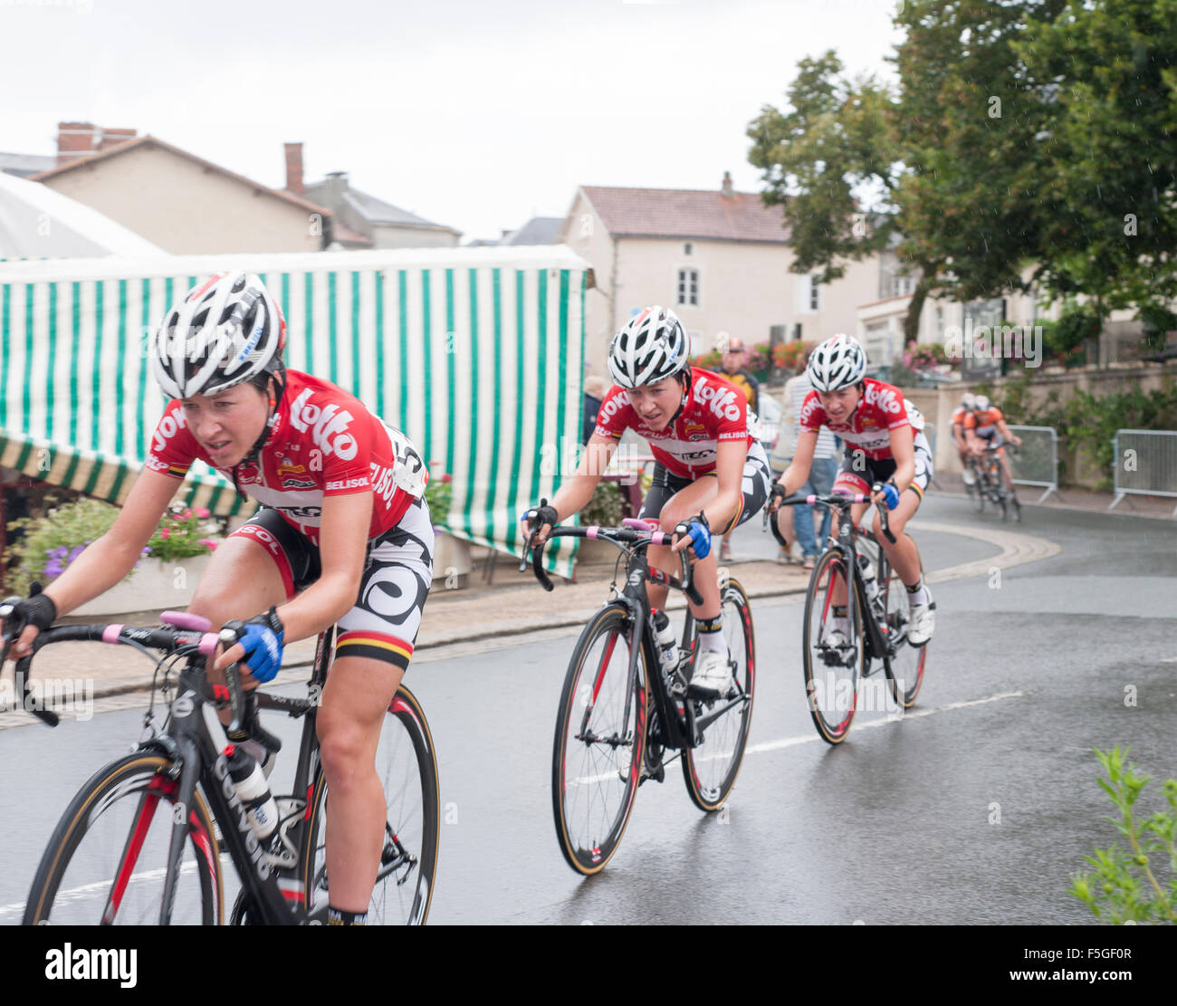 Route de France femminile, corsa in bicicletta, Mouilleron-en-Pareds. Composizione digitale dello stesso ciclista per tre volte Foto Stock