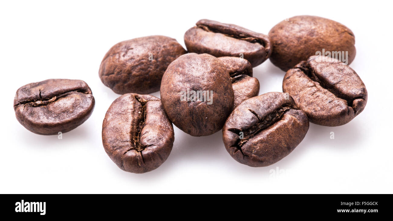 I chicchi di caffè su uno sfondo bianco. Foto Stock