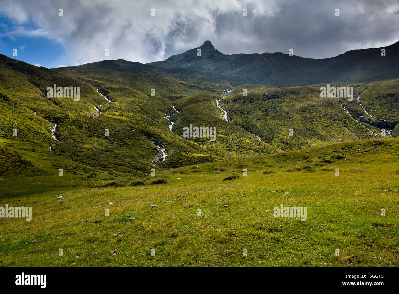Torrenti di montagna in Tappenkar, Glingspitze dietro, Radstadt Tauern, Niedere Tauern, Lungau, Salisburgo Foto Stock