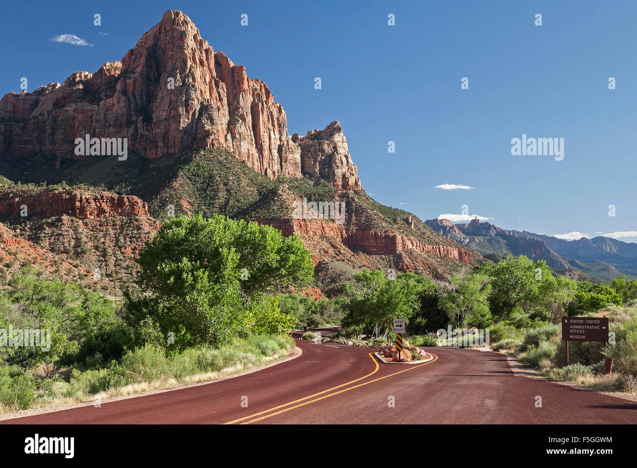 Zion Canyon Scenic Drive, ponte a sinistra di montagna, parco nazionale Zion, Utah, Stati Uniti d'America Foto Stock