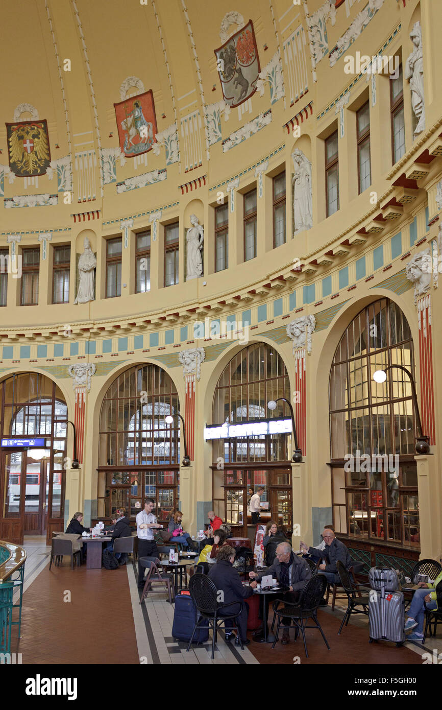 Art Nouveau Hall, la stazione ferroviaria centrale di Praga, Repubblica Ceca Foto Stock