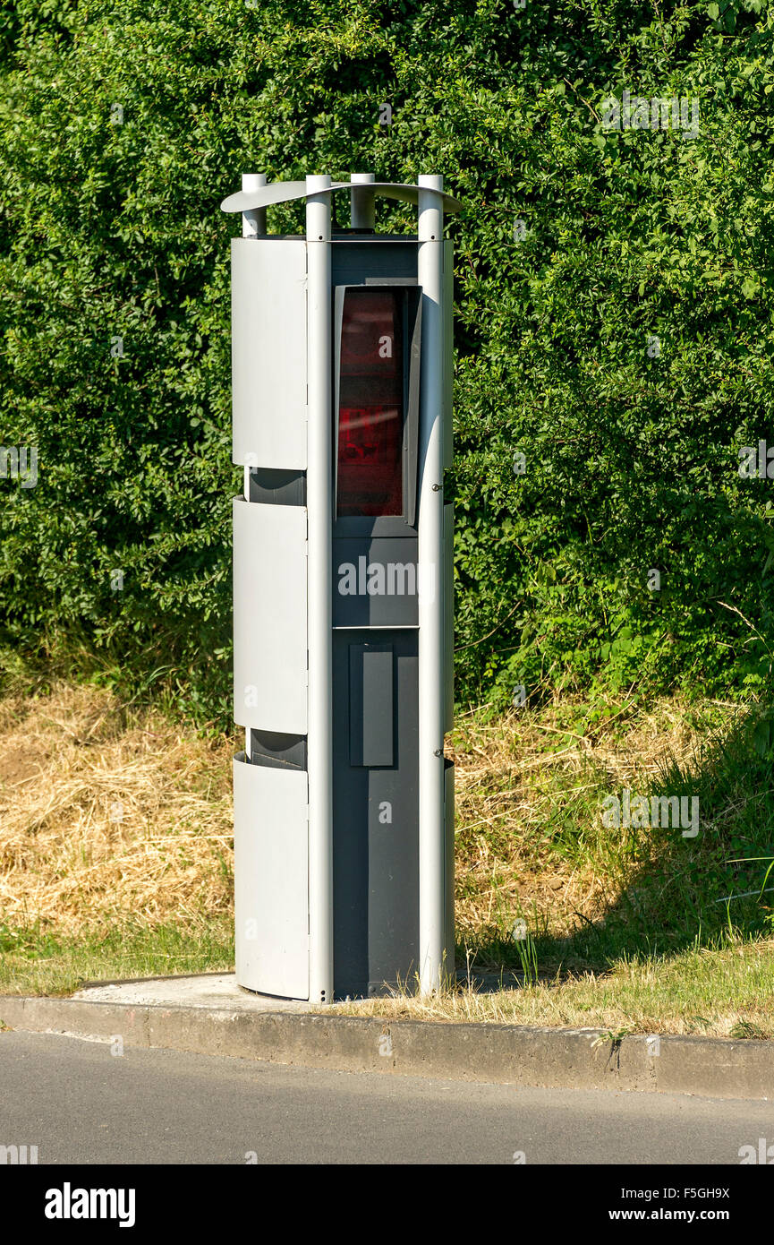 Colonna con telecamera a raggi infrarossi del traffico di misurazione di velocità, Hesse, Germania Foto Stock