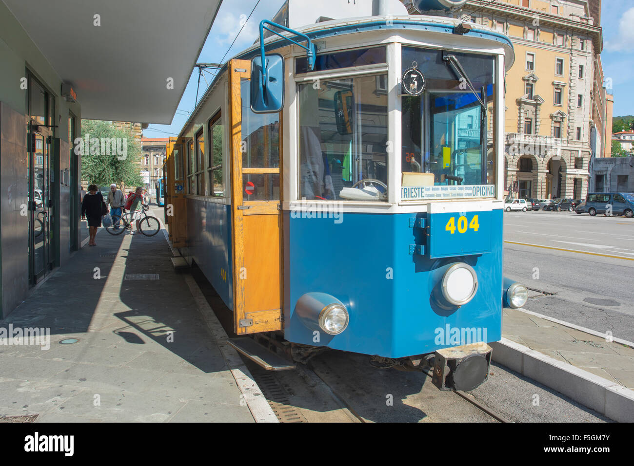 Trieste tram Italia, vista di un tram nel centro di Trieste, Italia. Foto Stock
