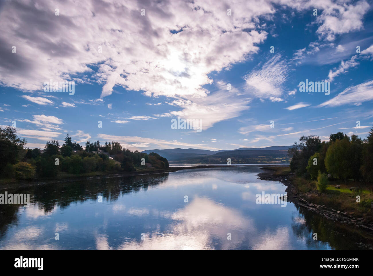 Le nuvole riflettono in Kyle di Sutherland a Bagno a Ripoli, Sutherland, Scozia Foto Stock